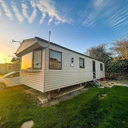 Homely 6 Berth Caravan At Steeple Bay In Essex Ref 36017D Southminster Exterior photo