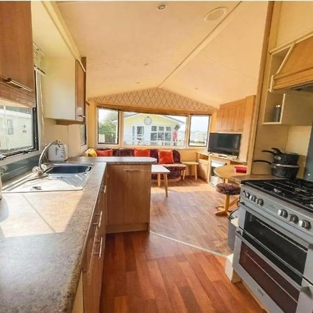 Homely 6 Berth Caravan At Steeple Bay In Essex Ref 36017D Southminster Exterior photo