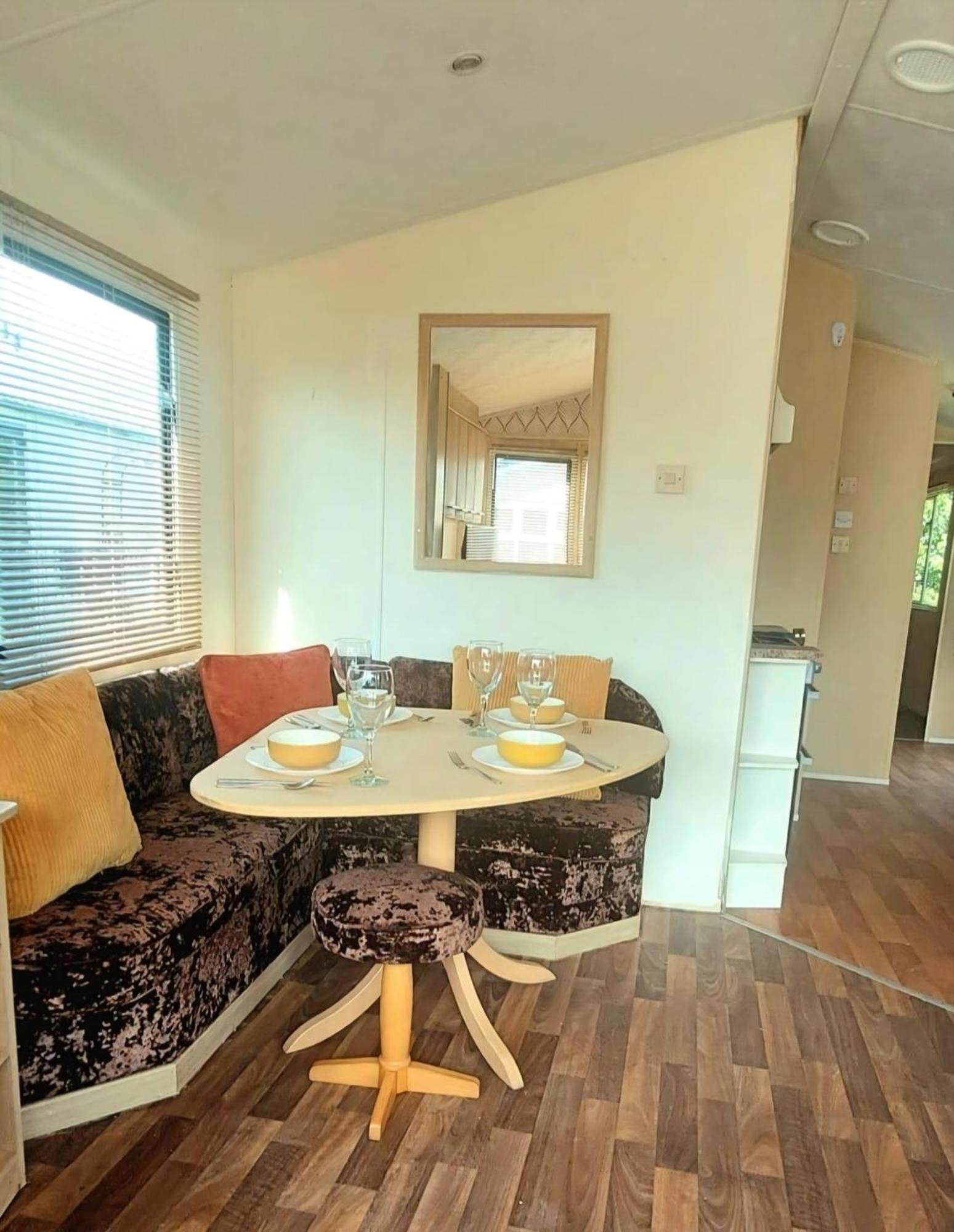 Homely 6 Berth Caravan At Steeple Bay In Essex Ref 36017D Southminster Exterior photo